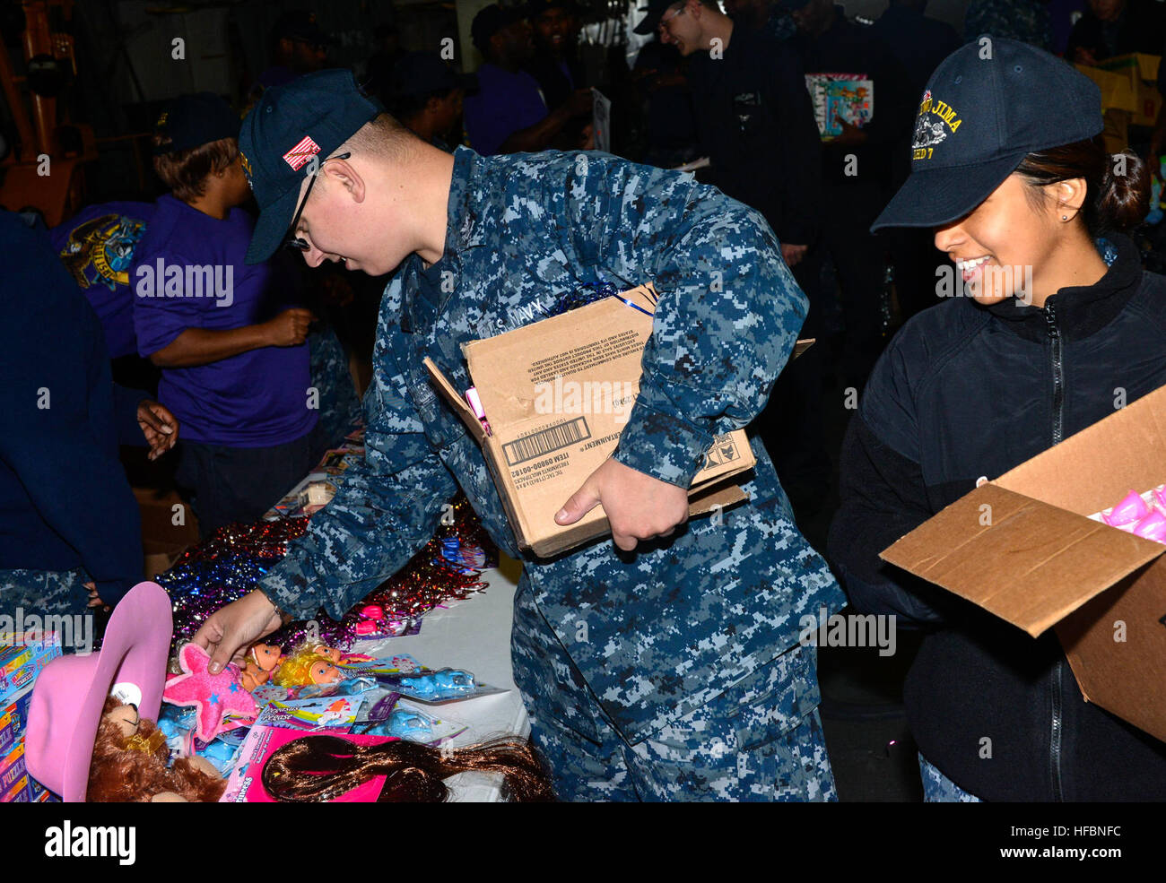 MAYPORT, Floride (31 déc. 15, 2016) - Les marins reçoivent des jouets distribués par le Premier Maître de 1re classe de l'Association, le Maître de 2e classe de l'Association, maître de la Coalition et l'Association des marins contre les décisions destructrices à bord du navire d'assaut amphibie USS Iwo Jima (DG 7). Iwo Jima est actuellement à son port d'attache de Mayport, Floride, la conduite d'un service d'entretien continu de la disponibilité. (U.S. Photo de la marine par le maître de 3e classe Jess E. Toner/libéré) 161215-N-ZB097-0087 161215-N-ZB097-0087 Banque D'Images