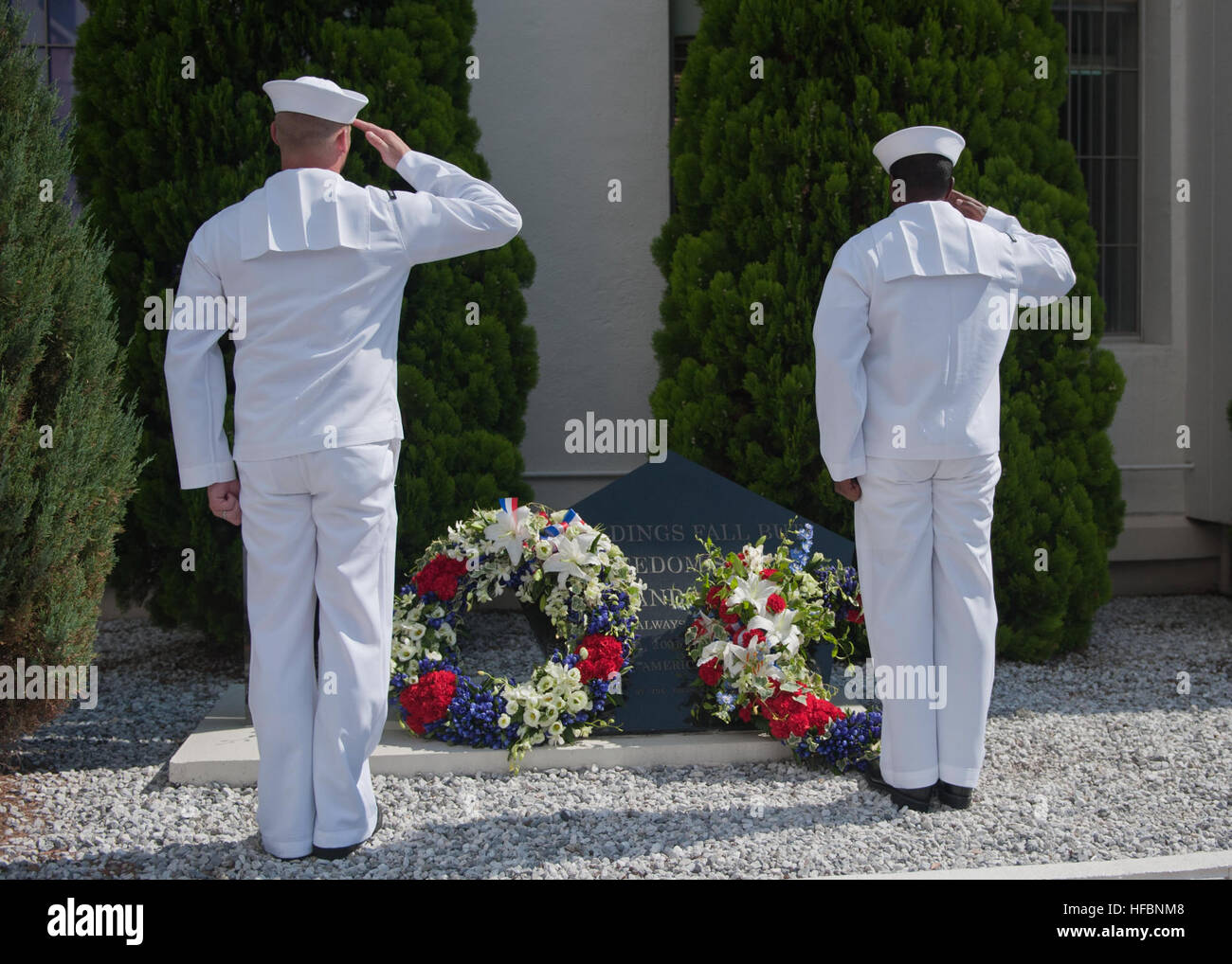 Des couronnes sont déposées au Mémorial de 9/11 au commandant Fleet Activities Yokosuka lors d'une cérémonie commémorative des attentats terroristes du 11 septembre 2001. Banque D'Images