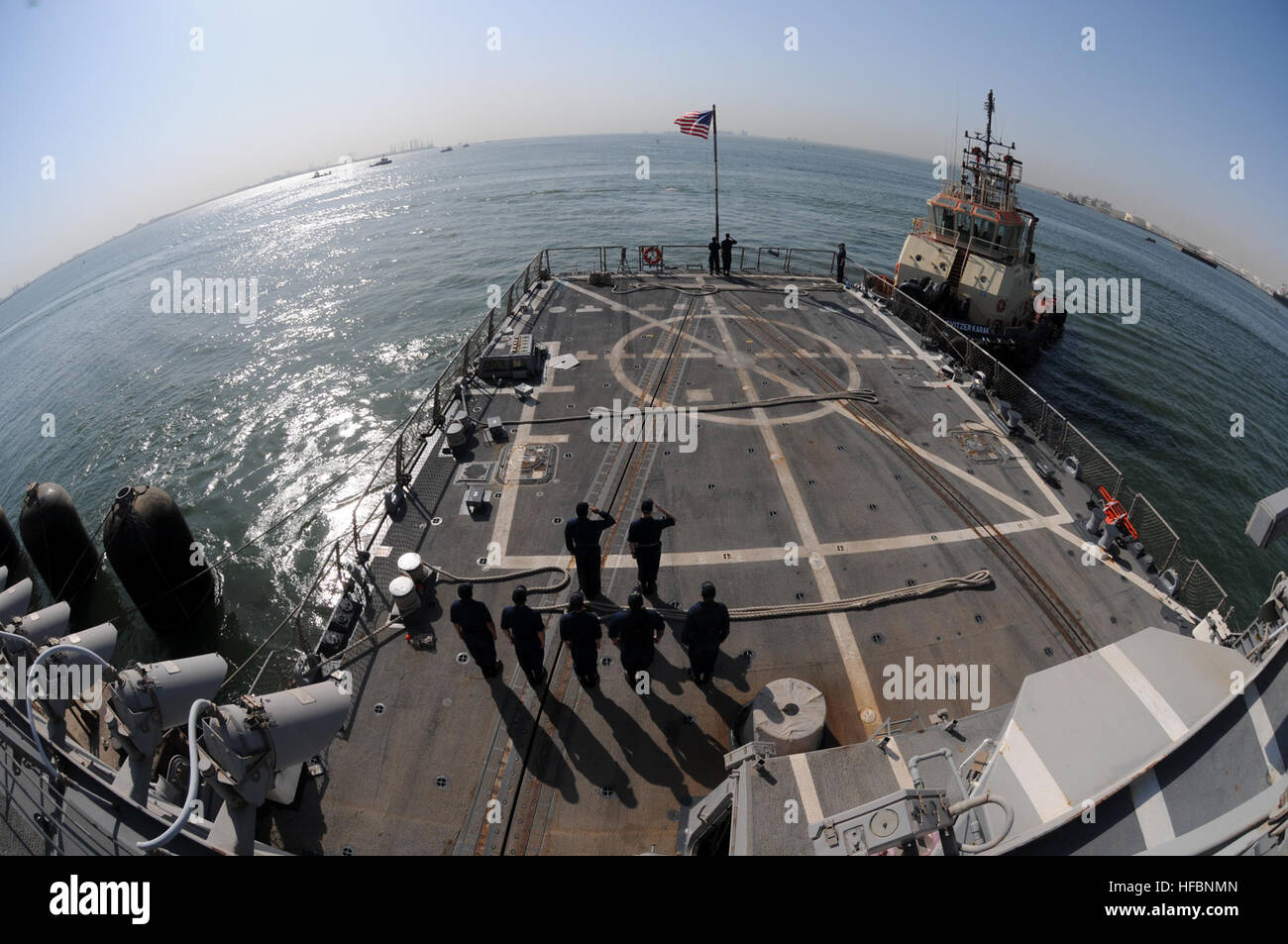 110813-N-QL471-068 MINA SALMAN PIER, Bahreïn (16 août 2000 13, 2011) marins saluer le drapeau national au cours de matin à bord de la couleurs missiles USS Truxtun (DDG 103) alors que le navire se prépare à obtenir en cours. Truxtun est déployé sur le 5e Flotte des États-Unis zone de responsabilité des opérations de sécurité maritime et soutient les missions dans le cadre des opérations Enduring Freedom et New Dawn. (U.S. Photo par marine Spécialiste de la communication de masse de la classe 3ème Billy Ho/libérés) - Imagerie de la marine américaine - Les Marins saluer le drapeau national au cours de matin à bord du USS Truxtun couleurs Banque D'Images