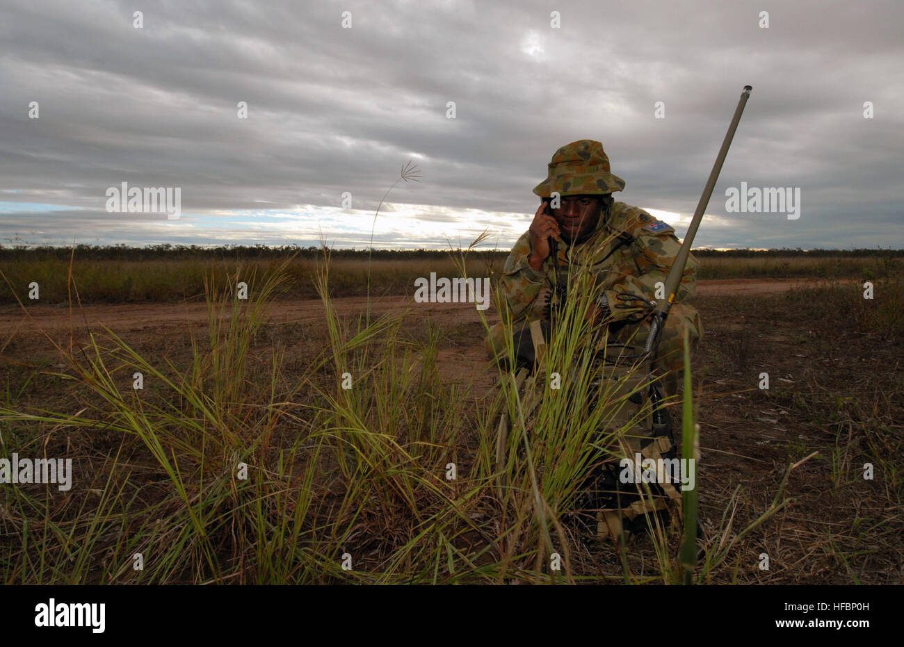 070619-N-4965F-002, SHOALWATER BAY Australie (19 juin 2007) - Le Cpl. Eugene Sampson, affecté à la Force de défense australienne, 176e Escadron d'envoi de l'air, les radios à leur centre de commandement et de contrôle à l'aide d'un téléphone satellite avant un exercice d'insertion d'air pour 3e Bataillon du Royal Australian Regiment, durant l'exercice 2007 Sabre Talisman (TS07). TS07 est une bi-américaine et australienne conduit exercice d'une Force opérationnelle destinée à préparer les deux nations à Crisis Action planification et l'exécution des opérations de contingence. TS07 maintient un haut niveau d'interopérabilité entre les deux forces, ce qui démontre Banque D'Images