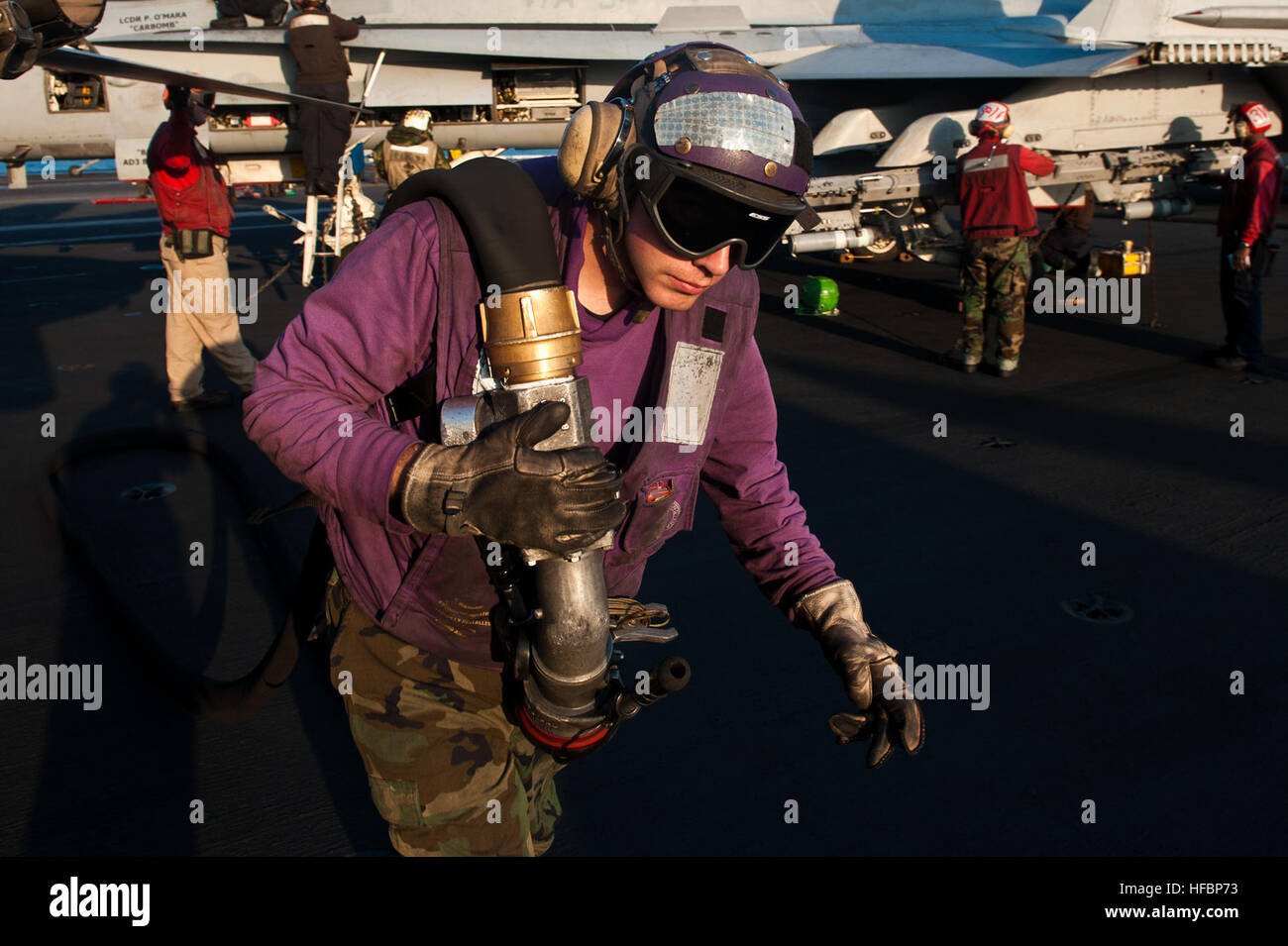 111130-N-BT887-241 Golfe Arabique (nov. 30, 2011) l'Aviation maître de Manœuvre (carburant) Airman David Hayes a un tuyau de carburant à bord de la classe Nimitz porte-avions USS JOHN C. STENNIS (CVN 74). John C. Stennis est déployé sur le 5e Flotte des États-Unis zone de responsabilité des opérations de sécurité maritime et missions d'appui dans le cadre des opérations Enduring Freedom et New Dawn. (U.S. Photo par marine Spécialiste de la communication de masse Benjamin 3ème classe Crossley/libérés) - Imagerie de la marine américaine - Sailor porte un flexible de carburant. Banque D'Images