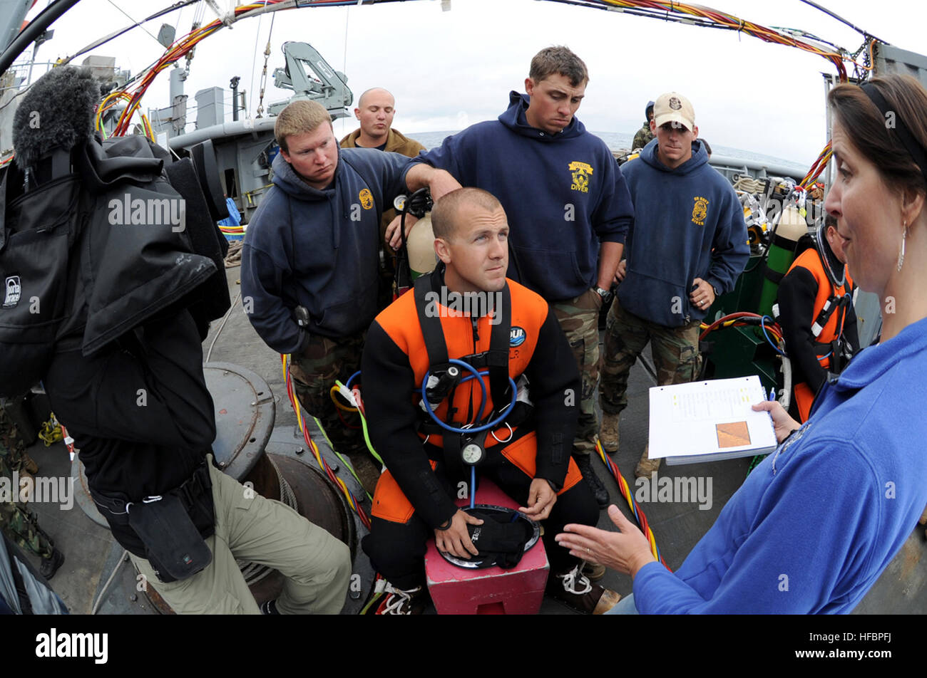 110730-N-EF447-004 MER DU NORD (30 juillet 2011) Marine Diver 2e classe Jason Hatch, affecté à l'unité mobile de récupération et de plongée (MDSU) 2, à l'écoute de choses spécifiques à rechercher au cours de sa prochaine mission de plongée à bord de la commande de transport maritime militaire récupérer et sauver ship USNS Saisir (T-EI 51). Saisir, MDSU-2 et de la Marine, de l'archéologue scientifique, et les historiens sont déployés dans la mer du Nord à mener des expéditions de plongée. Tout en vérifiant les sites présumés de naufrages, qu'ils espèrent trouver en fin de compte le phare historique de John Paul Jones, USS Bohnomme Richard. (U.S. Photo de la marine par la communication de masse spec Banque D'Images