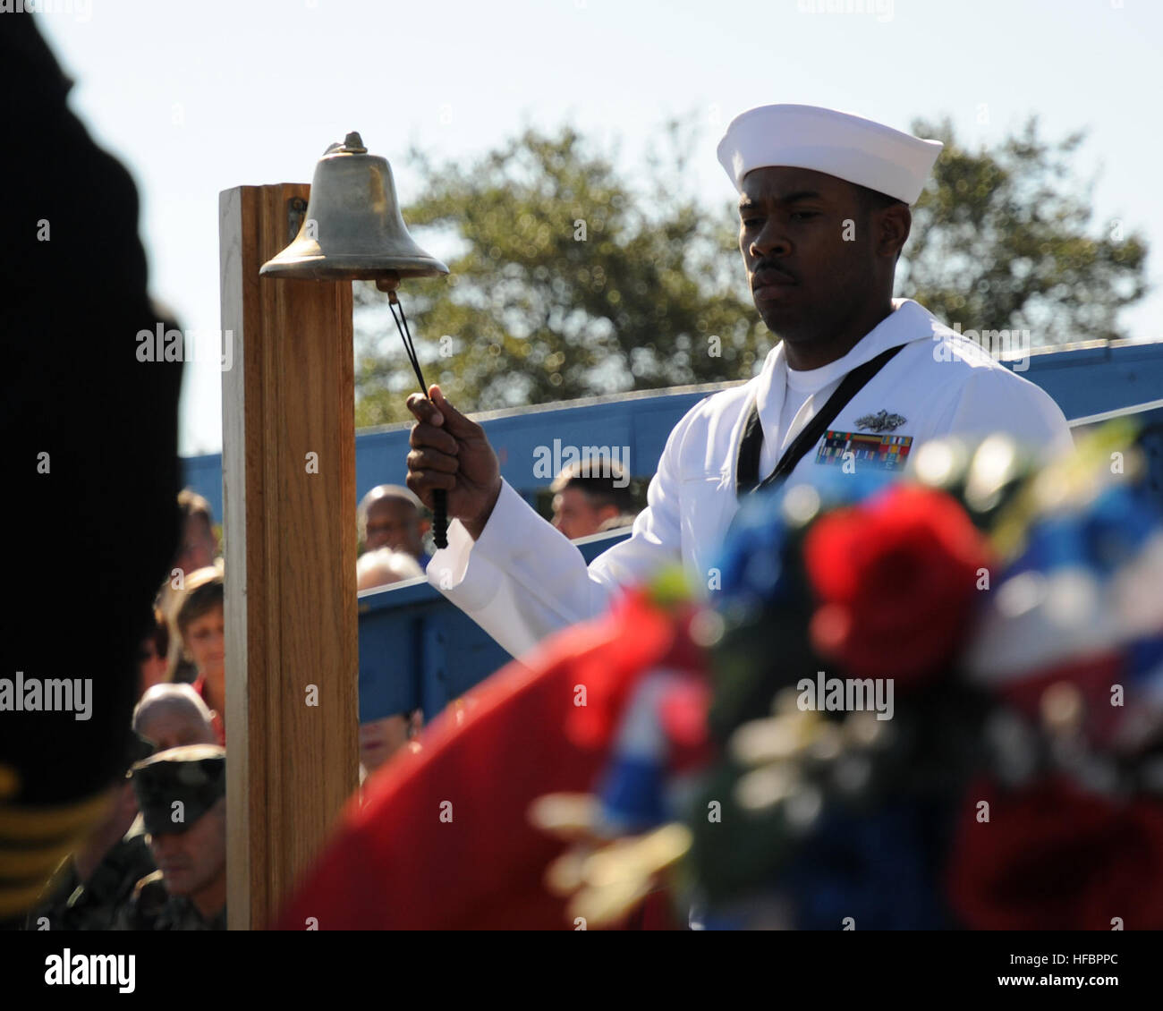 Un marin sonne une cloche de cérémonie lors de la cérémonie du souvenir de 9/11 au construction Battalion Center Gulfport, en hommage aux vies perdues dans les attentats terroristes du 11 septembre 2001. Banque D'Images