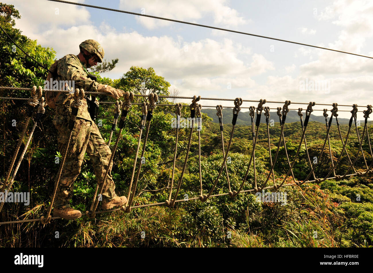 L'Okinawa, Japon (8 avril 2012) Marine et affecté à Seabees Mobile Naval Construction Battalion (NMCB) 40 effectuer une traversée de pont pendant une semaine de formation à la guerre de jungle Jungle Warfare Training Center. Le centre occupe 17 500 hectares de jungle dans le nord de l'Okinawa et assure l'enseignement de préparer la Marine et les forces conjointes pour combattre dans un environnement de jungle dense. (U.S. Photo par marine Spécialiste de la communication de masse en chef Michael B. Watkins/libérés) 120408-N-SM578-263 http://www.facebook.com/USNavy http://www.twitter.com/USNavy la conversation Inscrivez-vous http://navylive.dodlive.mil Banque D'Images