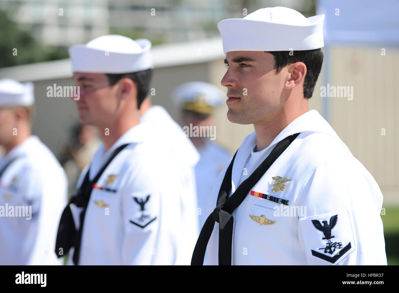 110707-N-GT324-011 CORONADO, Californie (7 juillet 2011) Opérateur Spécial 3e classe (SEAL/CNA) Kip Licausi et d'autres membres de l'Équipe SEAL 5 forme sideboys pour les cérémonie de passation de commandement. SEAL Team 5 est un composant d'opérations spéciales chargées de la formation et le déploiement du personnel à l'appui des États-Unis et les forces alliées missions dans le théâtre de l'Asie et du Pacifique de la responsabilité. (U.S. Photo par marine Spécialiste de la communication de masse 2e classe/Rockwell-Pate Marc) parution officielle - l'imagerie de la marine américaine - Les phoques sont en formation lors de la cérémonie Banque D'Images 110707-N-GT324-011 CORONADO, Californie (7 juillet 2011) Opérateur Spécial 3e classe (SEAL/CNA) Kip Licausi et d'autres membres de l'Équipe SEAL 5 forme sideboys pour les cérémonie de passation de commandement. SEAL Team 5 est un composant d'opérations spéciales chargées de la formation et le déploiement du personnel à l'appui des États-Unis et les forces alliées missions dans le théâtre de l'Asie et du Pacifique de la responsabilité. (U.S. Photo par marine Spécialiste de la communication de masse 2e classe/Rockwell-Pate Marc) parution officielle - l'imagerie de la marine américaine - Les phoques sont en formation lors de la cérémonie Banque D'Images