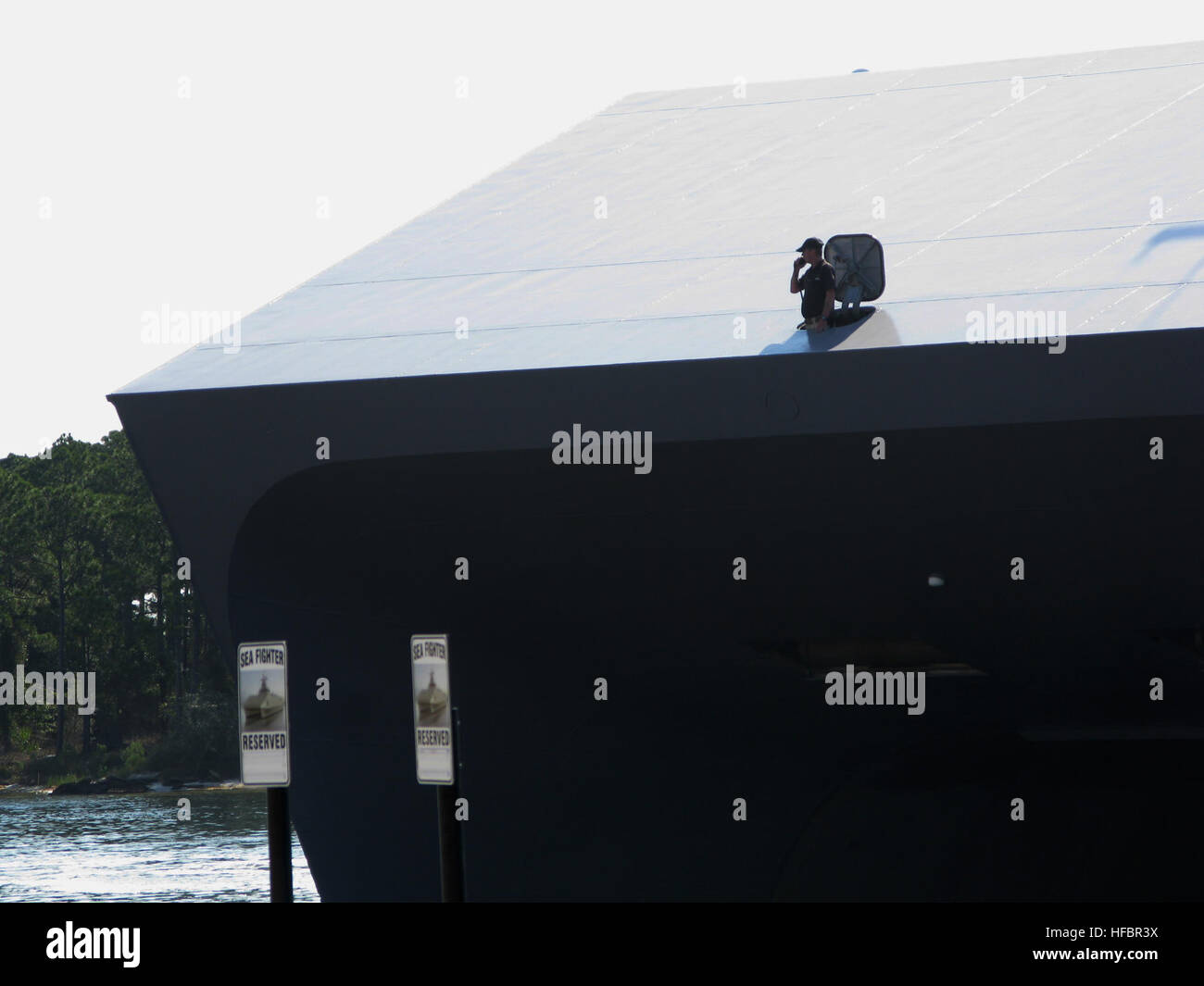 120228-N-PY562-021 PANAMA CITY, Floride (fév. 28, 2012) Le navire de recherche et développement R/V Sea Fighter (FSF-1) revient à son Panama City, Floride, port d'attache après près de quatre mois dans le Mobile, Alabama), chantier naval. Chasse La mer, une expérience métier, est utilisé pour évaluer la performance hydrodynamique, comportement structural, de la mission de la flexibilité et l'efficacité du système de propulsion des bateaux à grande vitesse au Naval Surface Warfare Center Panama City Division. (U.S. Photo de la marine par le lieutenant Jacqui Barker/libérés) - Imagerie de la marine américaine - Sea Fighter FSF-1 retourne à son Panama City, Floride, port d'attache. Banque D'Images