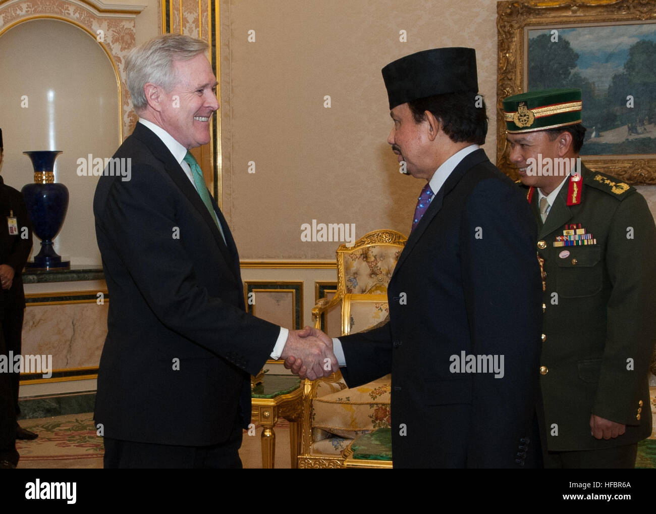 120405-N-AC887-005 BANDAR SERI BEGAWAN, Brunei (5 avril 2012) Secrétaire de la Marine (SECNAV) l'honorable Ray Mabus rencontre le Sultan de Brunei Hassanal Bolkiah, dans son palais au Brunei. Claude a rencontré et Brunei des représentants civils et militaires pour discuter de la sécurité maritime, des possibilités de coopération, et l'importance stratégique de la région du Pacifique. (U.S. Photo par marine Spécialiste de la communication de masse en chef Rasoirs Sam/libérés) http://www.facebook.com/USNavy http://www.twitter.com/USNavy la conversation Inscrivez-vous Http://navylive.dodlive.mil - Imagerie - Secret de la Marine américaine Banque D'Images