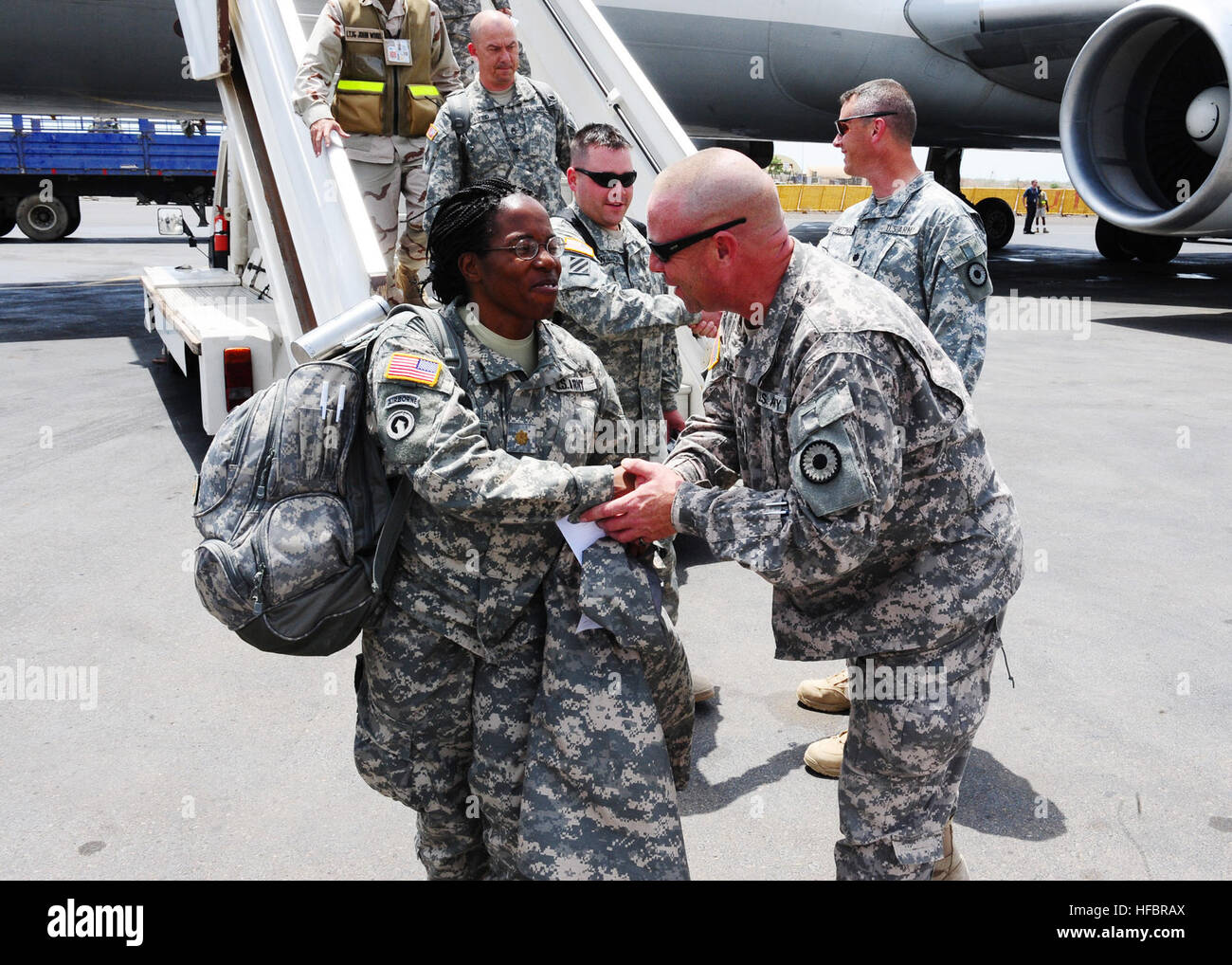 Le Sgt commande. Le major Troy Hester, Kansas Army National Guard 2/137ème Bataillon interarmes accueille des soldats nouvellement arrivés 2/137ème cabine à l'aéroport international de Djibouti, le 18 juin. Le 2/137ème cabine est le remplacement du 1/65ème Puerto Rico Army National Guard, servant sous Combined Joint Task Force - Corne de l'Afrique. (U.S. Photo par Marine Maître de 1re classe Shawn D. Graham) 2-137 arrive à Djibouti, Afrique 292398 Banque D'Images
