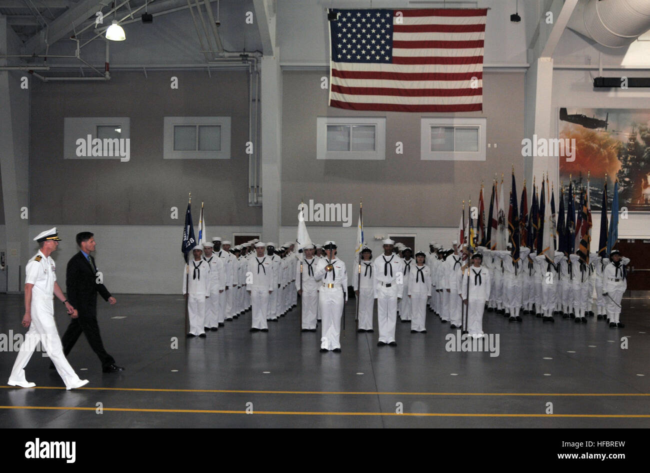 120727-N-IK959-928 GRANDS LACS, dans l'Illinois (27 juillet 2012) Secrétaire adjoint de la marine pour la main-d'oeuvre et de réserver étrangères Juan M. Garcia III Commentaires recrues avec le Capt John T. Dye, commandant du Commandement de l'instruction des recrues, à l'hebdomadaire Pass-In-examen de leur diplôme dans l'USS Midway Ceremonial Salle d'exercices. Garcia, la visite de la commande pour la deuxième fois, ont visité les installations de formation du commandement et a parlé avec des membres du personnel et des recrues au cours de sa visite. (U.S. Photo par Scott A. Marine/Thornbloom) parution officielle - l'imagerie de la marine américaine - Le secrétaire adjoint de la marine pour la main-d'évaluations re Banque D'Images