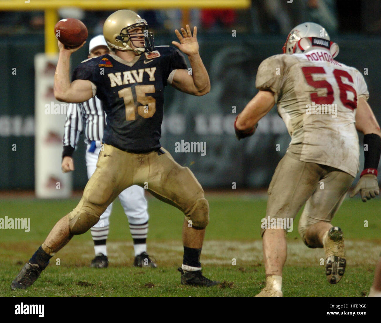 041230-N-9693M-490 San Francisco, Californie (déc. 29, 2004) U.S. Naval Academy aspirant de 1re classe Frank Divis passe le ballon, sous la pression de Nouveau Mexique, Mike, Mohoric à quarterback Aaron Polanco dans le 4e trimestre de jouer contre les Lobos de Nouveau Mexique au Emerald Bowl de San Francisco. Polanco passé pour 102 verges et un touché et se précipita pour 133 verges et trois autres scores pour les aspirants (10-2) Le premier quarterback était 3-de-6 passant avec 26 joncs, a également pris deux passes pour 23 verges. Navy a triomphé de Nouveau Mexique 34-19 pour leur premier bol win depuis 1996 et première 10 Banque D'Images