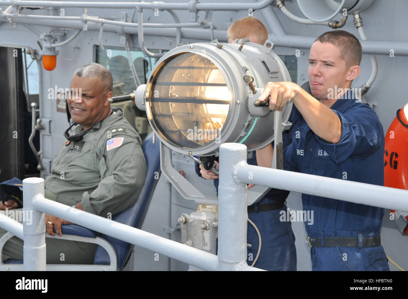 Mer des Caraïbes (sept. 27, 2012) Arrière Adm. Sinclair Harris, commandant du Commandement Sud des forces navales des États-Unis et États-unis 4e Flotte, envoie un message "Bravo Zulu" clignotant via à un navire de la marine de la République dominicaine de croiseur lance-missiles USS Anzio (CG 68), le phare, au cours de l'exercice maritime multinational annuel UNITAS. Treize navires et le personnel de 11 pays partenaires ont participé à l'exercice dans l'ouest de la mer des Caraïbes organisé par U.S. Quatrième flotte. (U.S. Photo de la marine par le lieutenant Cmdr. Corey Barker/libérés) 120927-N-IC228-001 Inscrivez-vous la conversation http://www.facebook.com/USNavy ht Banque D'Images