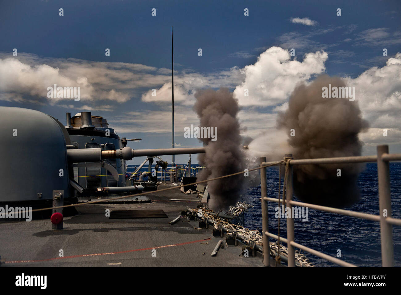 100712-N-0260R-005 de l'OCÉAN PACIFIQUE (12 juillet 2010) La classe Oliver Hazard Perry frégate lance-missiles USS McClusky (FFG 41) incendies son canon de 76 mm lors d'un exercice de tir réel dans le cadre de l'exercice RIMPAC 2010 exercices. L'EXERCICE RIMPAC est un exercice multinational biennal, conçu pour renforcer les partenariats régionaux et d'améliorer l'interopérabilité. (U.S. Photo par marine Spécialiste de la communication de masse 1re classe Brandon/Raile) parution officielle - l'imagerie de la marine américaine - USS McClusky canon incendies au cours de l'exercice de tir réel. Banque D'Images