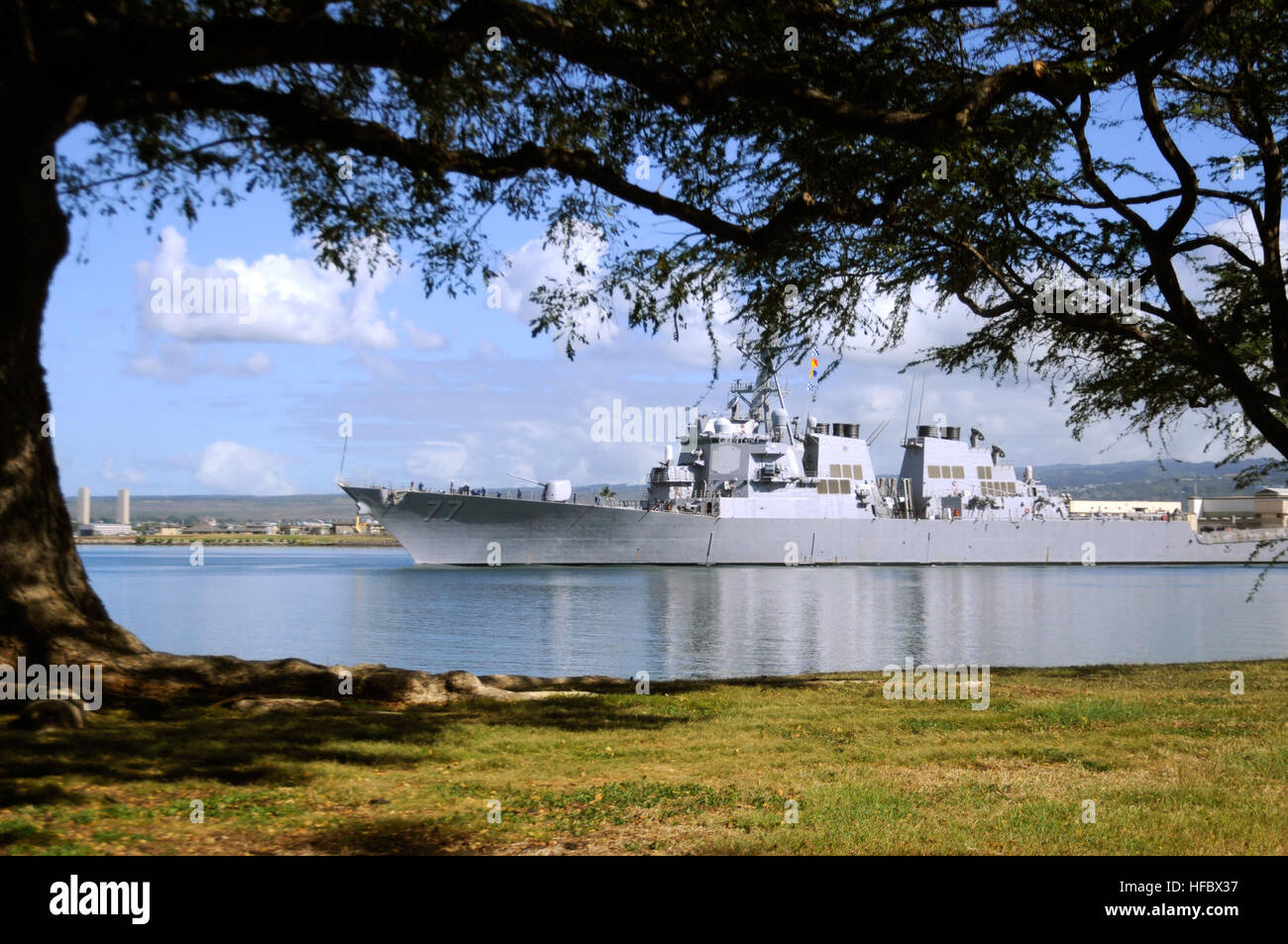 100227-N-7498L-001 PEARL HARBOR (fév. 27, 2010) l'USS missiles de OÕKane (DDG 77) fait son chemin hors de Pearl Harbor, que l'état de Washington se prépare à une possible tsunami généré par un séisme de magnitude 8,8 près de chili. La Marine, commandant de la région d'Hawaï et du Pacifique au milieu du groupe de Surface de la marine a commandé quatre navires basés à Pearl Harbor pour obtenir en cours comme une mesure de précaution. OÕKane, USS USS Crommelin (FFG 37), USS Chafee (DDG 90) et USS Chung-Hoon (DDG 93) ont été commandés pour obtenir en cours pour éviter d'éventuels dommages causés aux navires et les piliers des raz de marée haute. (U.S. Marine p Banque D'Images