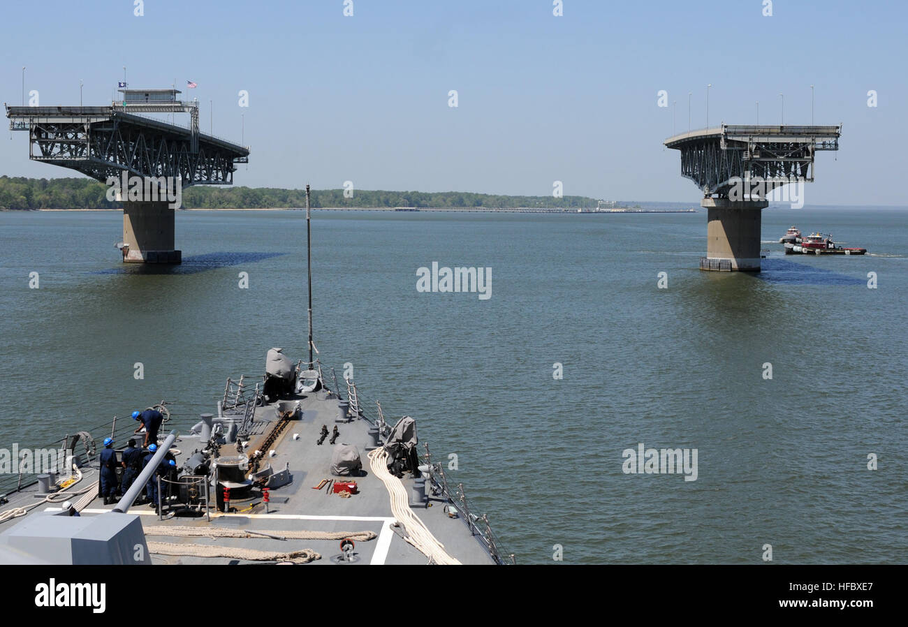 La baie de Chesapeake (16 avril 2012) missiles de l'USS Winston S. Churchill (DDG 81) se prépare à passer à travers deux section du pont George P. Coleman. Winston S. Churchill se prépare à un déploiement vers les États-Unis de la flotte de 5ème et 6ème zones de responsabilité. (U.S. Photo par marine Spécialiste de la communication de masse 2e classe Aaron Chase/libérés) 120416-N-YF306-529 http://www.facebook.com/USNavy http://www.twitter.com/USNavy la conversation Inscrivez-vous Http://navylive.dodlive.mil - Imagerie de la marine américaine - USS Winston S. Churchill est en cours. Banque D'Images
