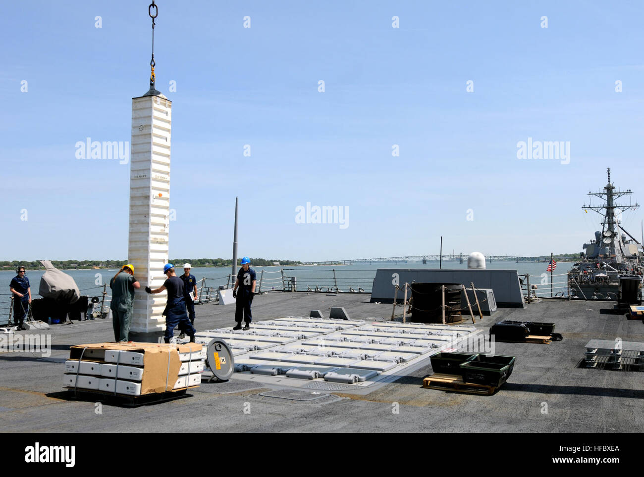YORKTOWN, en Virginie (18 avril 2012) guide les marins une caisse de missiles dans le système de lancement vertical du navire à bord du destroyer lance-missiles USS Winston S. Churchill (DDG 81). Winston S. Churchill se prépare à déployer au 5e et 6e de la zone de responsabilité de la flotte. (U.S. Photo par marine Spécialiste de la communication de masse 2e classe Aaron Chase/libérés) 120418-N-YF306-291 http://www.facebook.com/USNavy http://www.twitter.com/USNavy la conversation Inscrivez-vous Http://navylive.dodlive.mil - Imagerie de la marine américaine - USS Winston S. Churchill se charge des missiles. Banque D'Images