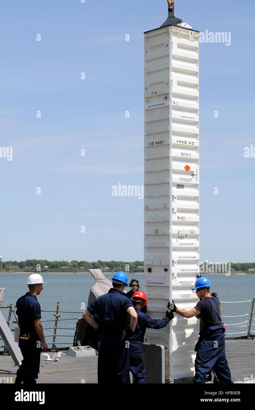 YORKTOWN, en Virginie (18 avril 2012) guide les marins une caisse de missiles dans le système de lancement vertical du navire à bord du destroyer lance-missiles USS Winston S. Churchill (DDG 81). Winston S. Churchill se prépare à déployer au 5e et 6e de la zone de responsabilité de la flotte. (U.S. Photo par marine Spécialiste de la communication de masse 2e classe Aaron Chase/libérés) 120418-N-YF306-271 http://www.facebook.com/USNavy http://www.twitter.com/USNavy la conversation Inscrivez-vous Http://navylive.dodlive.mil - Imagerie de la marine américaine - USS Winston S. Churchill se charge des missiles. (1) Banque D'Images