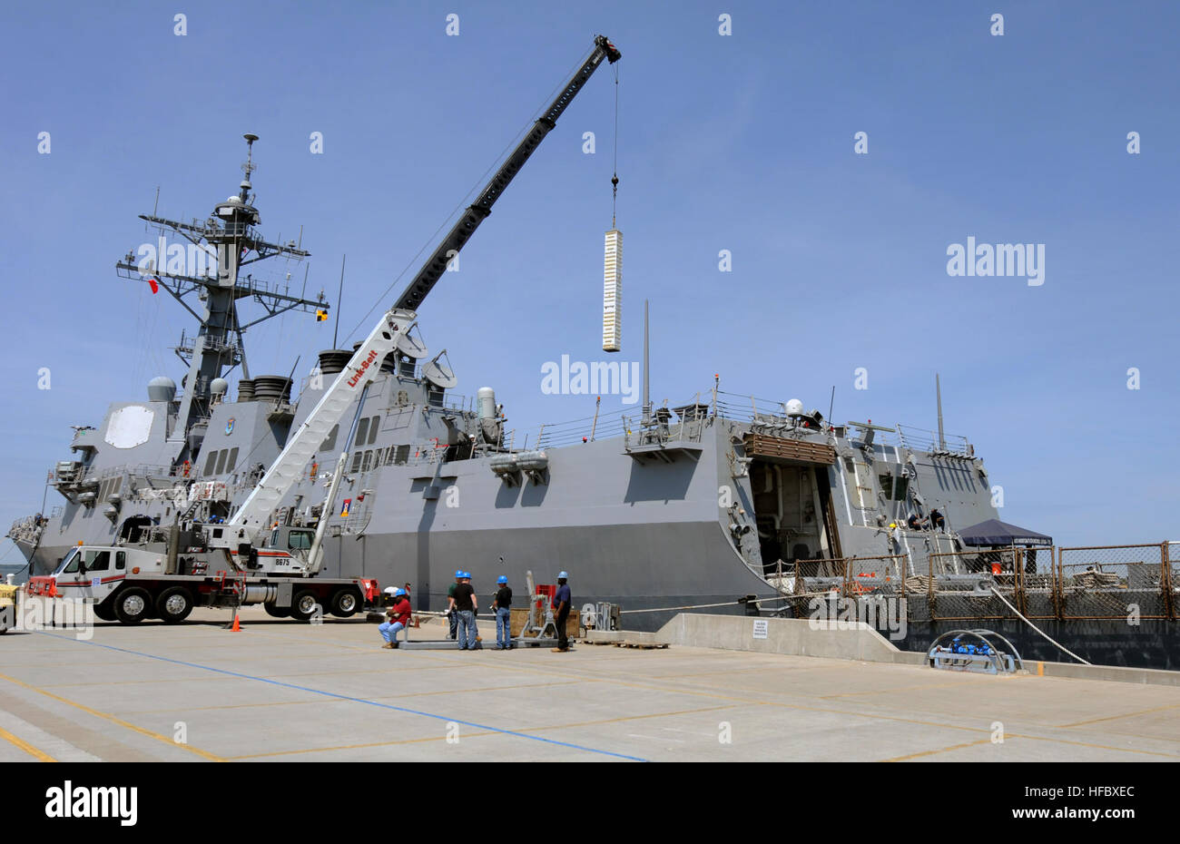 YORKTOWN, en Virginie (18 avril 2012) une grue déplace une caisse de missiles dans le système de lancement vertical à bord du destroyer lance-missiles USS Winston S. Churchill (DDG 81). Winston S. Churchill se prépare à déployer au 5e et 6e de la zone de responsabilité de la flotte. (U.S. Photo par marine Spécialiste de la communication de masse 2e classe Aaron Chase/libérés) 120418-N-YF306-212 http://www.facebook.com/USNavy http://www.twitter.com/USNavy la conversation Inscrivez-vous Http://navylive.dodlive.mil - Imagerie de la marine américaine - USS Winston S. Churchill se charge des missiles. (2) Banque D'Images