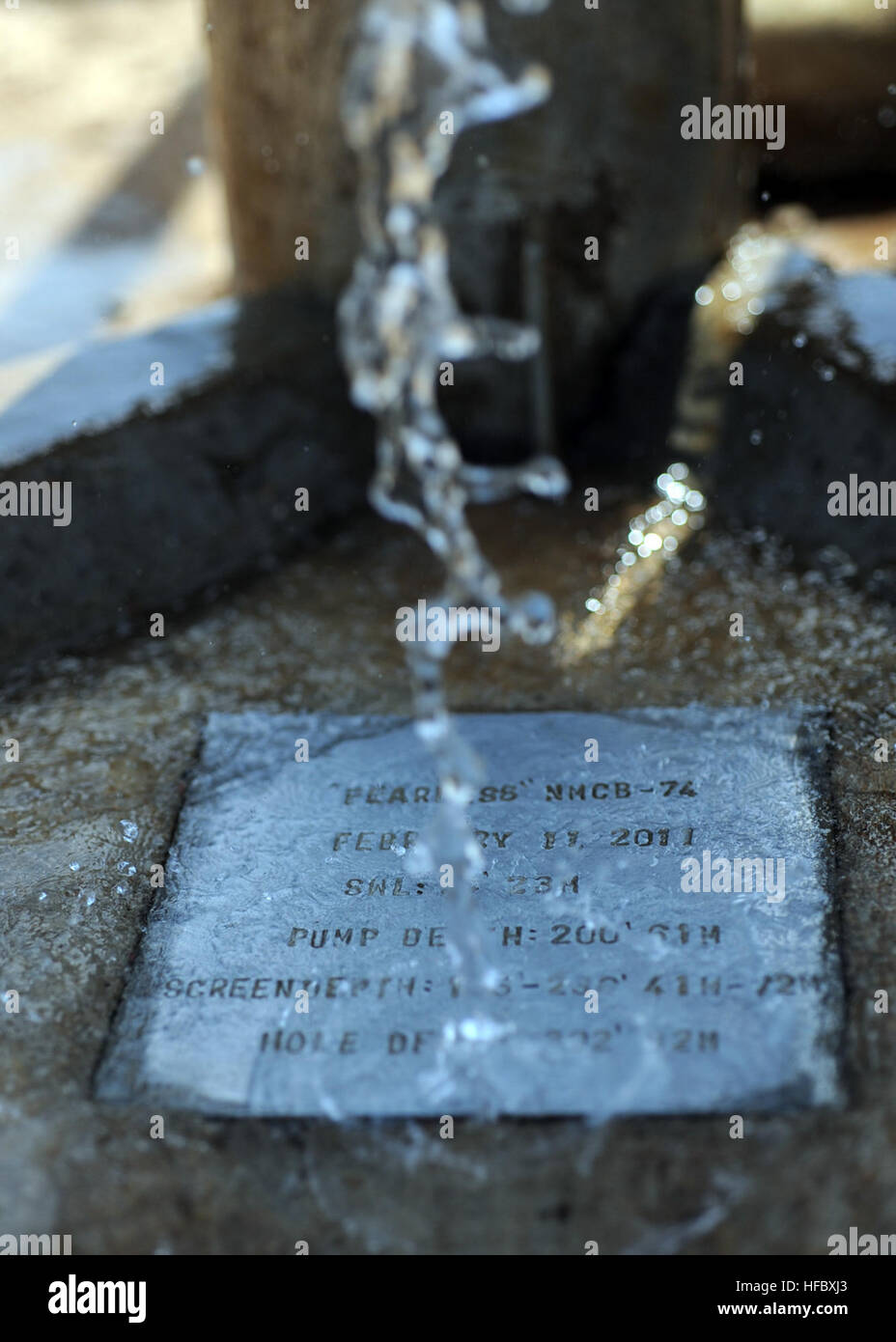 110311-N-SN160-207 JEDANE, Ethiopie (11 mars 2011) l'eau se déverse sur la plaque d'acier d'un puits foré par Seabees affecté à Mobile Naval Construction Battalion Détail Corne de l'Afrique dans le village de Jedane, Éthiopie. Les 302 pieds de profond bien fournit de l'eau claire à plus de 3 400 habitants de la région et leur bétail. (U.S. Photo par marine Spécialiste de la communication de masse 2e classe Michael Lindsey/libérés) - Imagerie de la marine américaine - Eau dans le village Éthiopien Banque D'Images