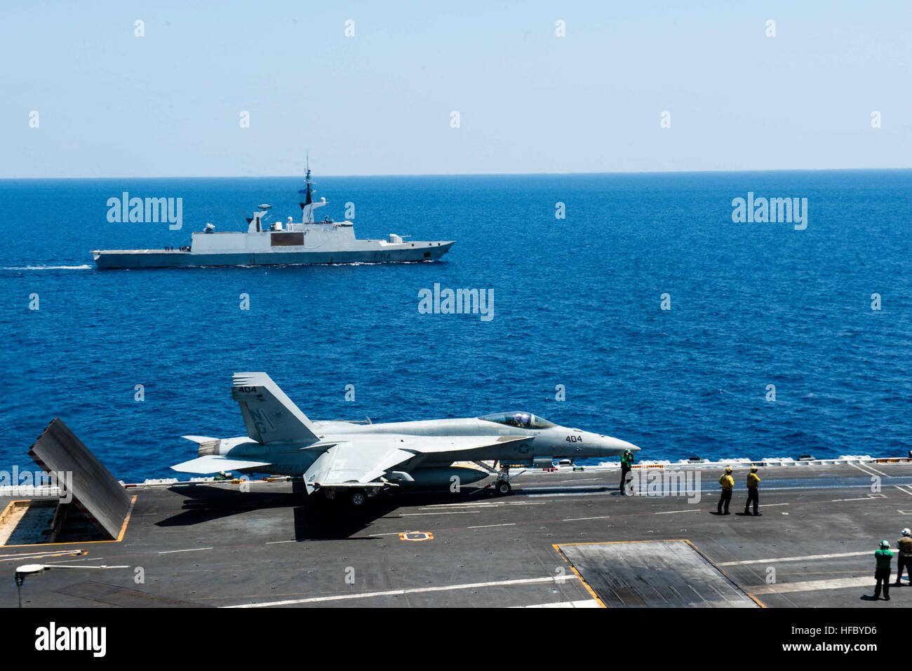 160503-N-UH661-019 Mer de Chine du Sud (3 mai 2016) de la Marine Nationale Française La Fayette FS frégate de classe Guepratte (F 714) mène un exercice de passage avec le porte-avions USS JOHN C. STENNIS (CVN 74) tandis qu'un F/A-18E Super Hornet affectés à l'escadron de combat interarmées de justiciers (VFA) 151 se prépare à lancer dans le poste de pilotage au cours des opérations de vol de routine. Cet exercice fait partie d'un plus grand effort pour mener la formation mutuelle sur une base régulière. Fournir un prêt à l'appui de la force de sécurité et de stabilité dans la Indo-Asia-Pacifique, John C. Stennis fonctionne dans le cadre de la Grande Charte Verte F Banque D'Images