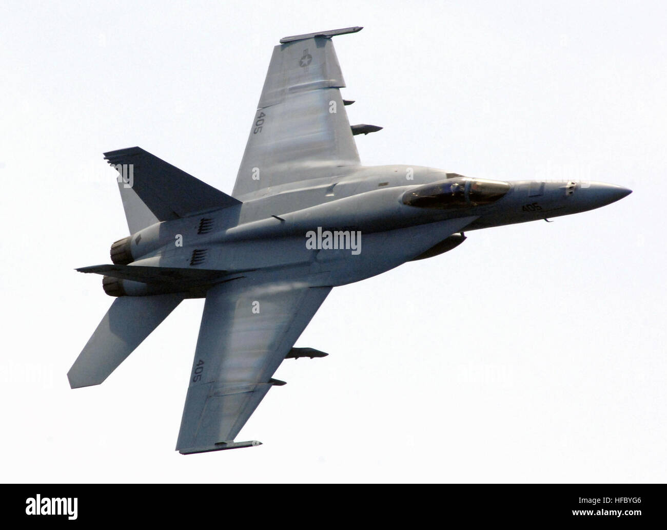 La vapeur d'eau s'écoule sur les ailes d'un F/A-18E Super Hornet de la 'cow-boys' de Strike Fighter Squadron (VFA) 105 qu'il effectue un passage à grande vitesse au cours d'une démonstration de puissance de l'air à bord de la classe Nimitz porte-avions USS Harry S. Truman (CVN 75). A plus de 4 000 marins Truman réduite à bord pour une journée pour des amis et de la famille croisière de jour le 2 juin. (U.S. Photo par marine Spécialiste de la communication de masse 2e classe Kristopher Wilson) les amis et la famille Croisière de jour 48383 Banque D'Images