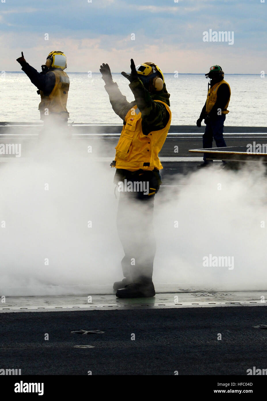 130125-N-TB177-081 OCÉAN ATLANTIQUE (janvier 1985). 25, 2013) Administration de pilotage à bord du porte-avions USS George H. W. Bush (CVN 77) avions direct sur le pont d'envol du navire. George H. W. Bush est la formation et qualifications de l'opérateur dans l'océan Atlantique. (U.S. Photo par marine Spécialiste de la communication de masse 3e classe Kevin J. Steinberg/libérés) George HW Bush assure la formation, qualifications transporteur 130125-N-TB177-081 Banque D'Images