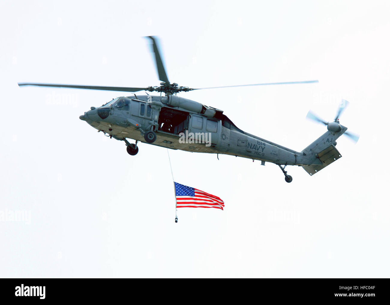 120816-N-VA840-186 NORFOLK (Août 16, 2012) Un hélicoptère MH-60 Sea Hawk, affecté à l'Escadron d'hélicoptères de combat de la mer (HSC) 9, pilote l'enseigne nationale au cours d'un jeu. Tides de Norfolk Plus de 1 000 USS George H. W. Bush (CVN 77) Les marins et leurs familles ont assisté à la partie comme partie de la commande du navire pique-nique. George H. W. Bush est l'objet d'une disponibilité progressive prévue (PIA) au chantier naval de Norfolk pour remettre les systèmes à bord et la conduite de l'entretien. (U.S. Photo par marine Spécialiste de la communication de masse 3 classe Leonard Adams Jr./libérés) George HW Bush subit une augmentation prévue disponible Banque D'Images