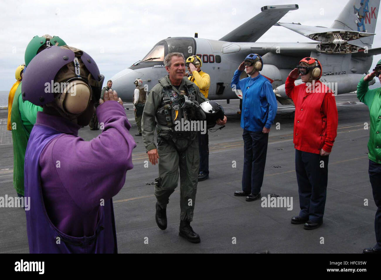 030501-N-6817C-049 de l'océan Pacifique (1 mai 2003) -- Le Président George W. Bush passe par le "boys' après le succès de piège à bord du USS ABRAHAM LINCOLN (CVN 72) dans un S-3B Viking affecté à la mer bleue de loups de l'Escadron de contrôle trois cinq (VS-35) désigné '1' de la marine. Le président Bush est le premier président de séance pour piéger à bord d'un porte-avions en mer. Le Président est d'une visite à bord du navire pour rencontrer les marins et s'adresser à la nation comme Lincoln se prépare à retourner d'un 10 mois de déploiement dans le golfe Persique dans le cadre de l'opération Iraqi Freedom. Phot de la Marine américaine Banque D'Images