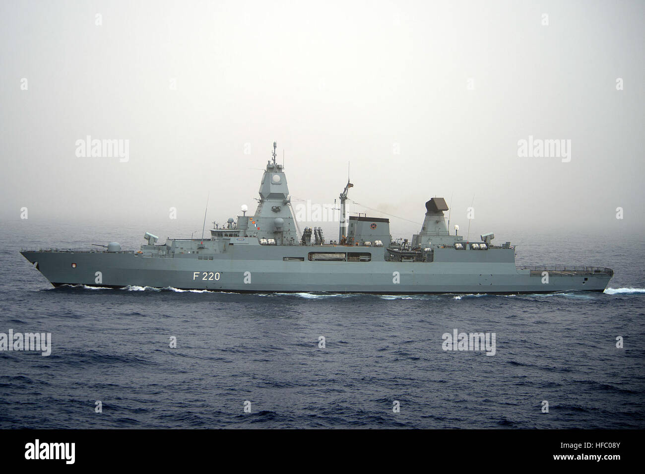 130315-N-XQ474-001 MER MÉDITERRANÉE (15 mars 2013) La frégate de la marine allemande FGS Hambourg (F220) est déployée avec le porte-avions Dwight D. Eisenhower Group à la 5e Flotte des États-Unis zone de responsabilité des opérations de sécurité maritime, les efforts de coopération en matière de sécurité dans le théâtre et missions d'appui dans le cadre de l'opération Enduring Freedom. (U.S. Photo par marine Spécialiste de la communication de masse Seaman Andrew Schneider/libérés) frégate allemande Hambourg en cours dans le Med 2013 Banque D'Images