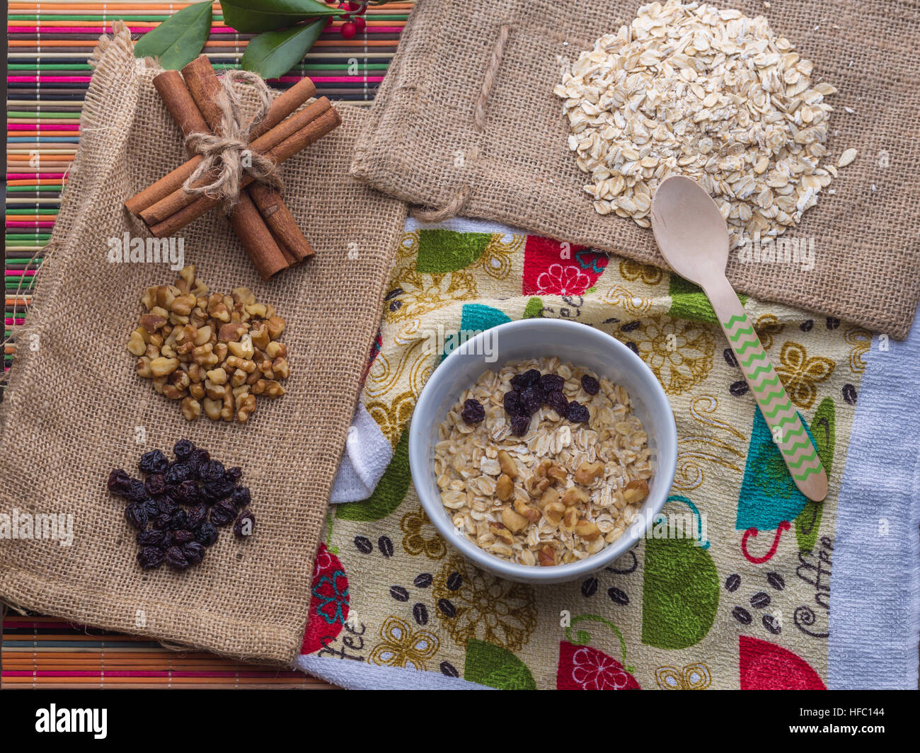 Dans le lait d'avoine avec des ingrédients de raisin, de noix, de bâtons de cannelle. Banque D'Images