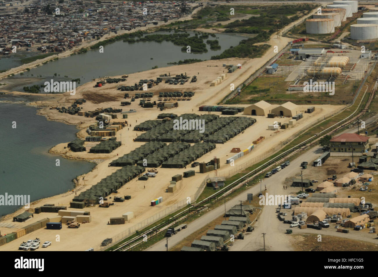 Une vue aérienne de la plage blanche composé de logistique établie par les marins affectés au bataillon de construction amphibie à Varreoux 2 Plage à Port-au-Prince, Haïti. ACB-2 effectue la construction, l'aide humanitaire et des opérations de secours dans le cadre de l'opération réponse unifiée après un séisme de magnitude 7,0 a causé de graves dommages dans et autour de Port-au-Prince, Haïti, 12 janvier. Aide à Haïti 253590 Banque D'Images