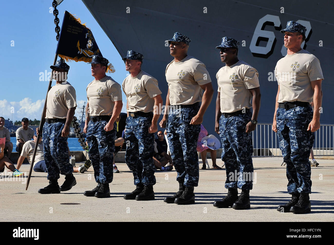 Chef de harem de plongée et de l'unité mobile de récupération, situé à Joint Base Harbor-Hickam Pearl, participer à la toute première Premier Maître (CPO) La Journée de la fierté Hawaii et de Cadence de marche, la concurrence sur le cuirassé Missouri Memorial situé sur l'Île Ford, Joint Base Harbor-Hickam Pearl, le mercredi 4 septembre. Maine-basé de CPOs conçu cet événement d'instaurer et de promouvoir la fierté de PCO, mess cohésion sociale et d'encourager la communication de l'île CPO grâce à la concurrence. Chefs et harem recueillies sur le site historique de renforcer l'esprit de camaraderie et de promouvoir le patrimoine de PCO. (Ministère de l'Defens Banque D'Images