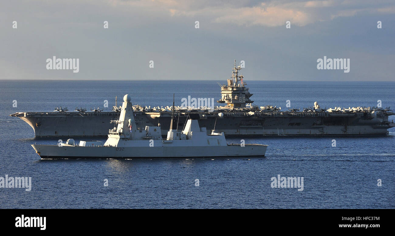 101019-N-1324F-223 de l'OCÉAN ATLANTIQUE (oct. 19, 2010) Le porte-avions USS Enterprise (CVN 65) est en cours avec la Royal Navy destroyer HMS Daring (D 32) au cours d'un exercice de l'unité de formation composite pour le groupe aéronaval de l'entreprise. (U.S. Photo par marine Spécialiste de la communication de masse Seaman Alex R. Forster/libéré) le HMS Daring et USS Enterprise Banque D'Images
