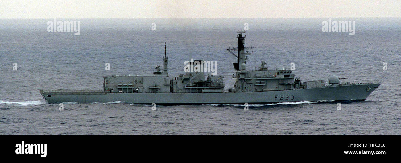 Vue du côté tribord du navire britannique HMS NORFOLK pendant l'exercice en cours BLITZ DU NOYAU '97 au large de la côte sud de la Californie. BLITZ du noyau est un commandant en chef du Pacifique (CINCPAC) exercice d'entraînement de la flotte (FLEETEX) axée sur l'entraînement tactique et opérationnel, commandant de la flotte de tiers (C3F)/ JE Marine Expeditionary Forces (MEF) et commandant, Groupe amphibie 3 (GPC-3)/ 1 Division de marines (MARDIV). BLITZ DU NOYAU est conçu pour améliorer la formation des marins et Marines dans les complexités de l'assaut amphibie de la taille d'une brigade de la paix. Le HMS Norfolk F230 DNSD0305134 Banque D'Images