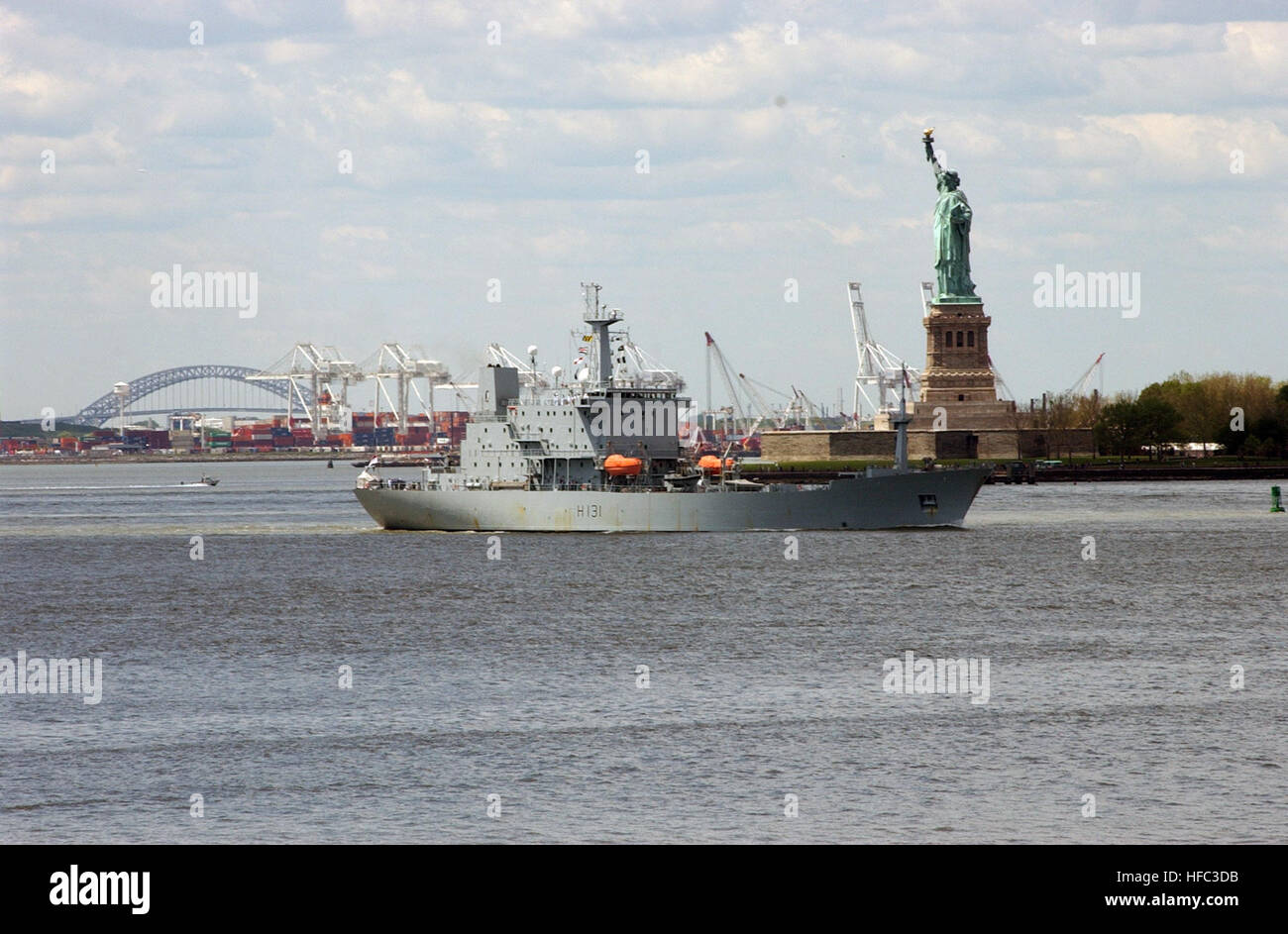 060524-N-4936C-003 Le port de New York (24 mai 2006) - La Royal Navy ocean navire HMS Scott (H131), voiles passer la Statue de la liberté dans le port de New York, dirigé d'une jetée de Manhattan à participer à la 19e Semaine annuelle de la ville de New York. La Semaine de la flotte a été parrainé par la ville de New York depuis 1984 en célébration de l'United States service en mer. L'événement annuel fournit également une occasion pour les citoyens de la ville de New York et la région environnante pour rencontrer les marins et marines, ainsi que témoin de première main les dernières capacités des todayÕs de la Marine et du Corps des team. Fleet Banque D'Images