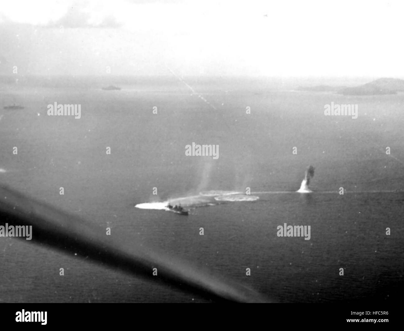 Navire de guerre japonais sous attaque à Truk en février 1944 Photo