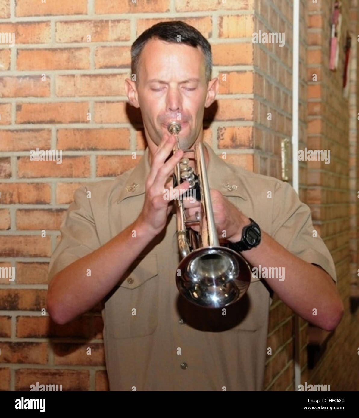 Un musicien en chef interprète des « Taps » à la trompette lors de la cérémonie du souvenir de 9/11 à la joint Expeditionary base Little Creek-Fort Story Chapel, honorant les militaires tombés au combat et commémorant les attaques. Banque D'Images