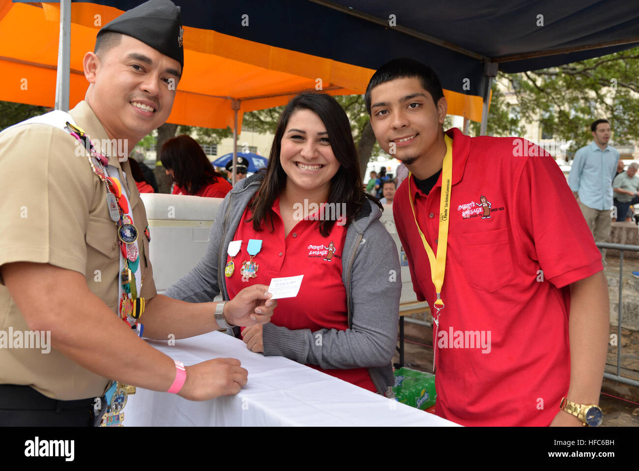 Petty Officer 2e classe Daniel Morales, un recruteur avec le District de recrutement pour la Marine San Antonio at Joint Base San Antonio-Fort Sam Houston, parle avec Andrew Flores, 19 et Analisa Martinez, 22 qui sont tous les deux intéressés à faire carrière dans la Marine au cours de la Fiesta Fiesta, événement de lancement officiel pour la célébration annuelle Fiesta San Antonio, une longue série de 10 jours d'événements honorant les humains qui ont combattu dans la bataille de l'Alamo' et 'la Bataille de San Jacinto" en 1836, deux événements importants qui ont façonné l'histoire du Texas et de ce pays. Morales, aussi un ambassadeur militaire représentant les Banque D'Images