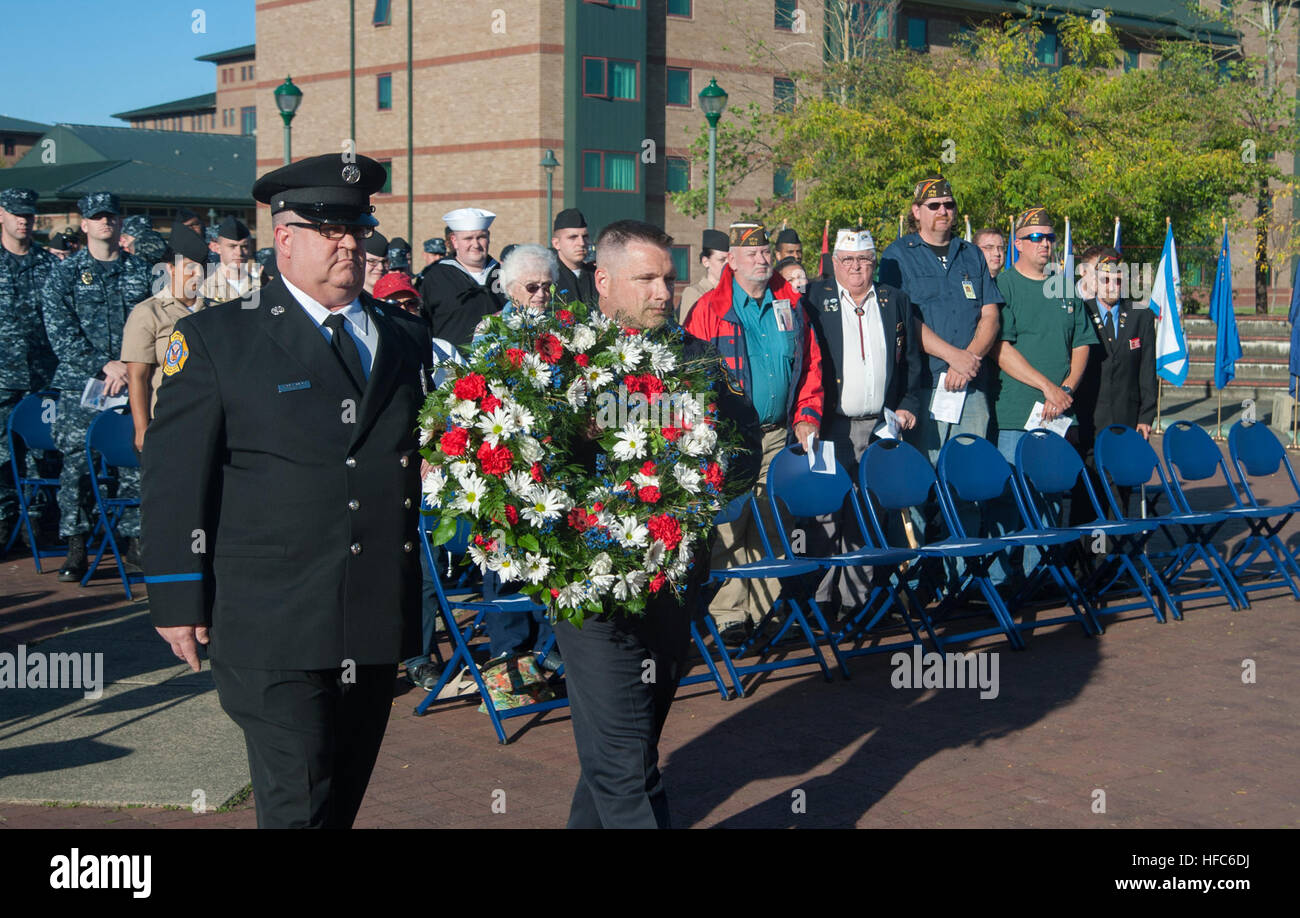 Le personnel de la base navale d'Everett participe à une cérémonie commémorative en 9/11 en l'honneur des victimes des attentats terroristes du 11 septembre 2001, qui ont impliqué le détournement de quatre avions de passagers et ont fait près de 3 000 morts. Banque D'Images