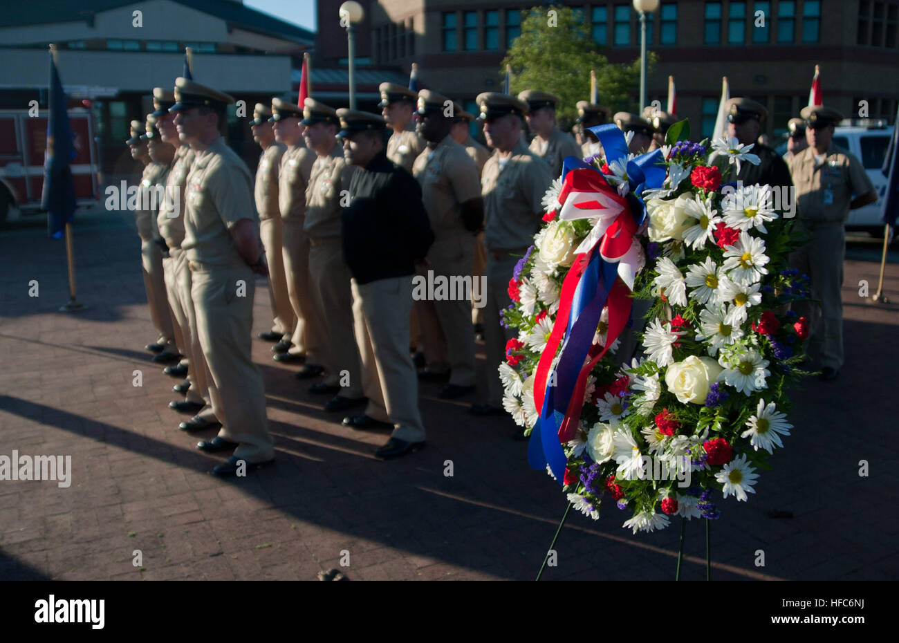 Une cérémonie commémorative à la base navale d'Everett marque le 12e anniversaire des attentats du 11 septembre, avec une couronne affichée pour honorer les victimes et commémorer l'événement. Banque D'Images