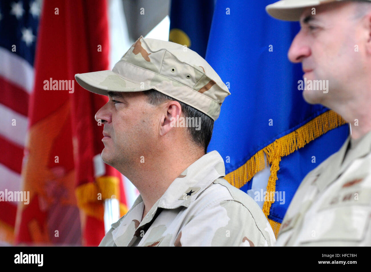 GUANTANAMO BAY, Cuba - Navy Adm arrière. Thomas Copeman écoute l'Air Force le général Douglas Fraser parle au cours d'une cérémonie de passation de commandement de la Force opérationnelle à Guantanamo, le 25 juin 2010. Adm arrière de la marine. Jeffrey Harbeson soulagé Copeman comme commandant de la FOI Guantanamo. Guantanamo la foi mène sûr, humain, juridique et transparent le soin et la garde des détenus, y compris ceux qui ont été condamnés par une commission militaire et ceux commandés libéré par un tribunal. La foi mène des activités de collecte, d'analyse et de diffusion pour la protection des détenus et du personnel travaillant dans la foi des installations de Guantanamo Banque D'Images