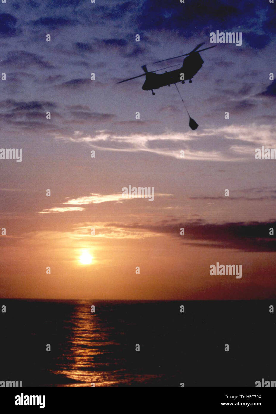 960324-N-0000C-001 un hélicoptère CH-46 affecté à l'hélicoptère 5 e Escadron de soutien au combat (SC-5) s'est lancé avec le navire de ravitaillement militaire USNS Niagara Falls (TAF-3), effectue des opérations de ravitaillement vertical en fin de soirée avec la Marine américaine déployées à l'avant du porte-avions USS Independence (CV 62), le 24 mars 1996. L'indépendance a été récemment déménagé plus près de l'île de Taiwan, comme un spectacle de présence militaire pendant la guerre de tir Jeux en Chine dans le détroit de Taiwan. U.S. Navy Photo de l'Aviateur du photographe Dennis Cantrell (libéré) 960324-N-0000C-001 CH-46 VERTREP Banque D'Images