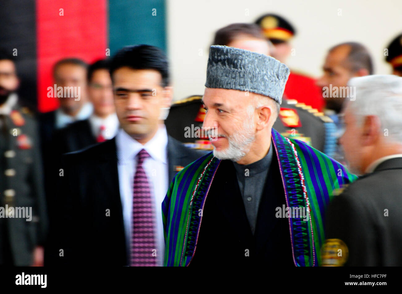 Président de l'Afghanistan Hamid Karzai entre dans le hall de l'obtention du diplôme de l'Académie militaire de l'Afghanistan, l'Armée nationale afghane, délivrant des diplômes de l'académie de 4 ans pour la mise en service d'agents, de parler à la classe de finissants et de relais de l'OTAN son message sur la transition tandis que lors de la cérémonie à Kaboul, Afghanistan, le 22 mars 2011. Président d'Afghanistan Hamid Karzaihas servi dans son rôle actuel depuis 2002 quand il a été élu par le peuple par la Loya Jirga, et via des processus d'élection du gouvernement depuis 2004 en tant que premier président élu directement dans l'histoire de l'Afghanistan. Na Banque D'Images