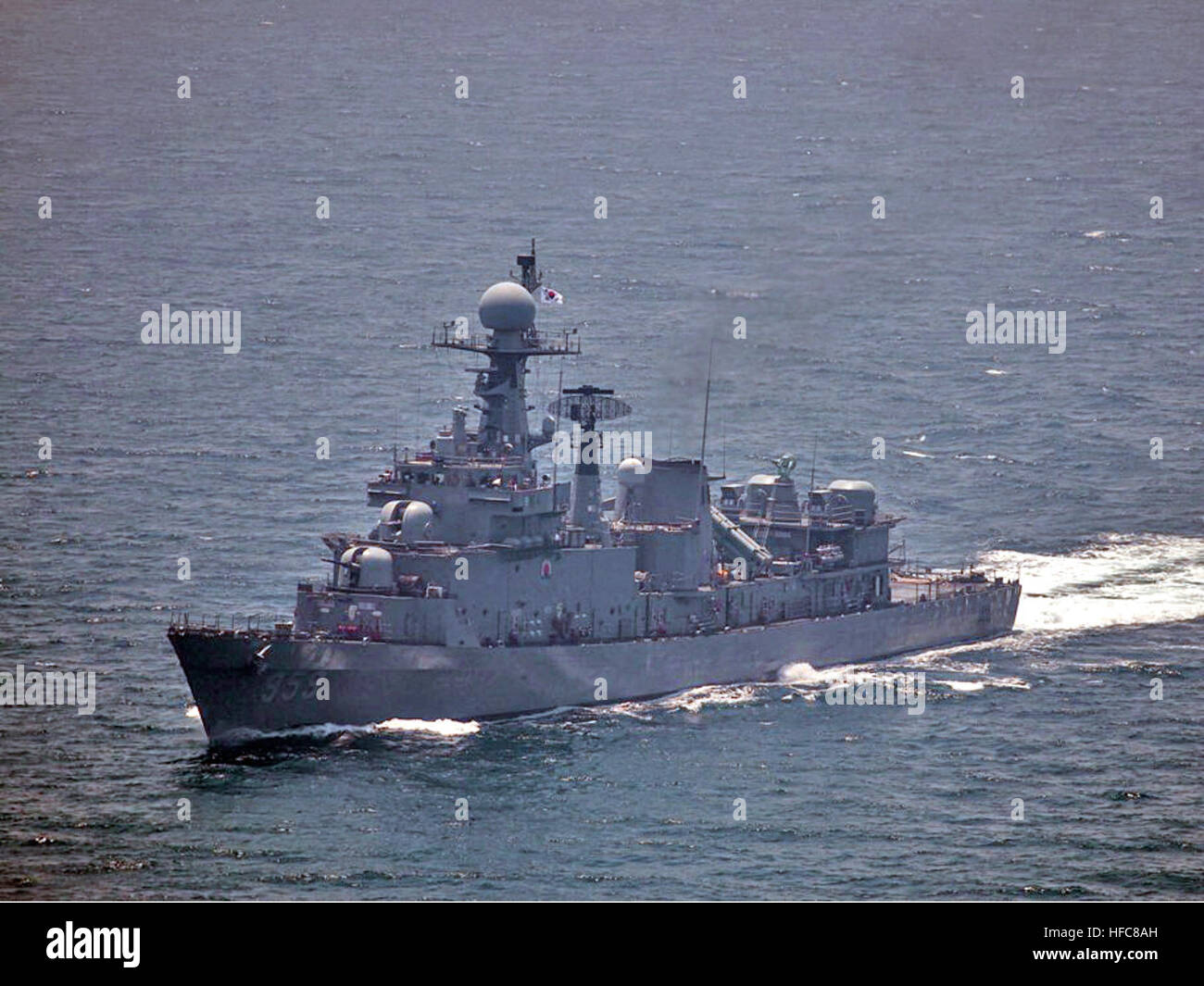 140531-N-ZZ999-008 LES EAUX À L'OUEST DE LA PÉNINSULE CORÉENNE (31 mai 2014) Marine de la République de Corée Ulsan Busan frégate de classe (FF959) effectue des exercices de manœuvre avec les navires de la Marine américaine et française. Wayne E. Meyer est en cours dans la zone de responsabilité de la 7ème flotte soutenir la sécurité et la stabilité dans la région du Pacifique-Indo-Asia. (U.S. Photo par Marine Aircrewman de marine (3e classe) d'hélicoptères tactiques Gilio Marco/libérés) frégate coréenne Busan (FF-959) en mai 2014 Banque D'Images