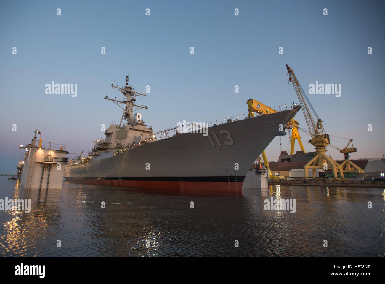 150328-N-EW716-001 Pascagoula, Mississippi (28 mars 2015) l'avenir USS John Finn (DDG 113) est lancé. John Finn, le premier vol IIA classe Arleigh Burke (DDG 51) navire, sera équipé du système de combat Aegis de la Marine, le premier système d'armes navales intégrées. IIA vol navires offriront des capacités accrues par rapport aux précédentes DDG 51 destroyers, y compris les progrès en matière de lutte anti-sous-marine, commandement et contrôle, et anti-guerre de surface. (U.S. Photo de la marine/libérés) Lancement de l'USS John Finn (DDG-113) en mars 2015 Banque D'Images