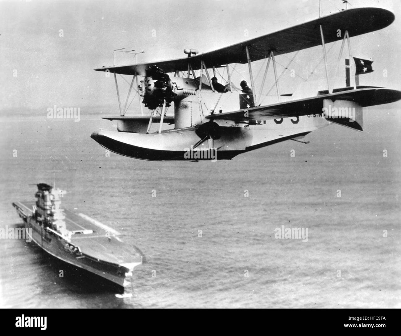 Loening OL survolant USS Lexington (CV-2) c1930 Banque D'Images