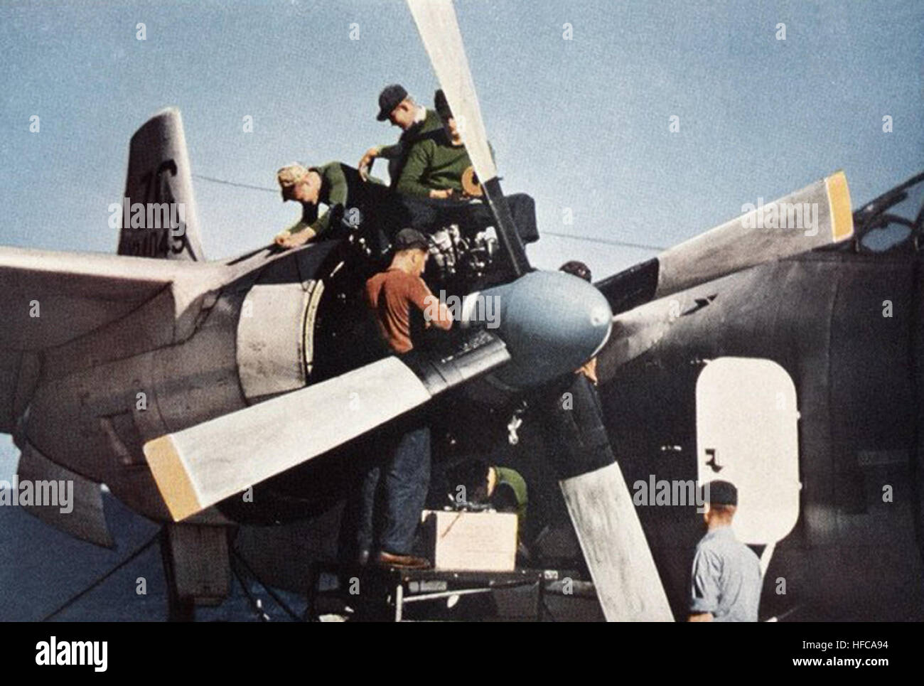 Maintenance sur P&W R-2800 de moteur AJ-2 de VAH-16 sur l'USS Kearsarge (CVA-33) c1957 Banque D'Images