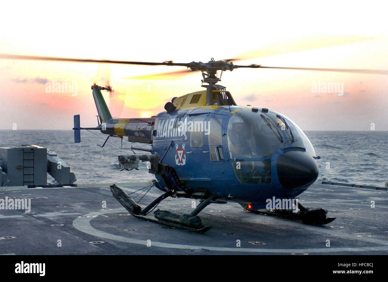 La Marine mexicaine MBB BO-105CB terres d'hélicoptère sur le pont de la marine américaine (USN) croiseur lance-missiles USS YORKTOWN (CG 48) lors de la 43e assemblée annuelle de l'exercice UNITAS. UNITAS est le plus grand exercice naval multi-nationale menée avec les forces navales de la mer des Caraïbes, l'Amérique du Sud et centrale et de l'USN. Les exercices se concentrent sur la construction de la coalition multinationale tout en faisant la promotion de la défense de l'hémisphère et la coopération mutuelle. MBB BO-105 de la Marine mexicaine Banque D'Images