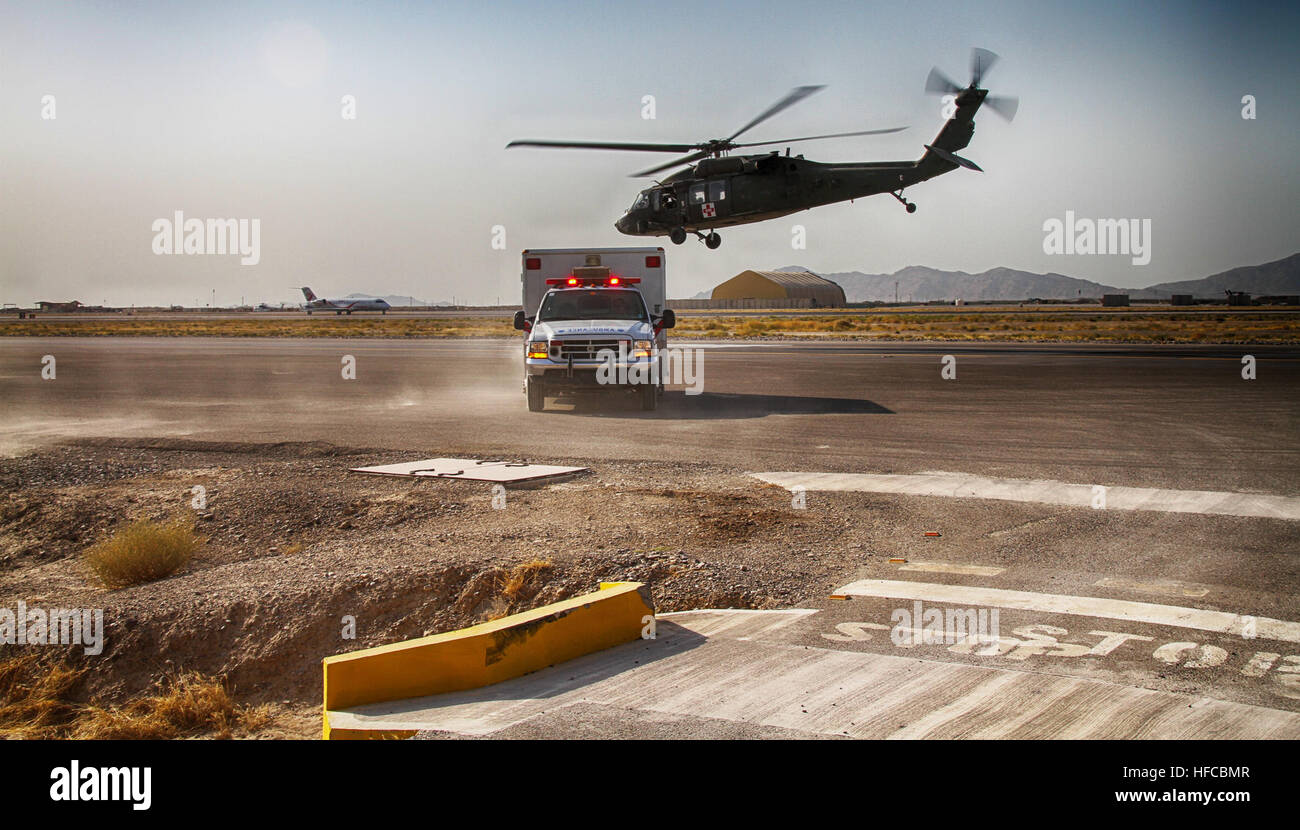 Un patient est évacué par hélicoptère à l'Unité médicale multinationale de rôle 3 à Kandahar, en Afghanistan. L'évacuation médicale et de transport à l'aérodrome de Kandahar 140927-N-JY715-313 Banque D'Images