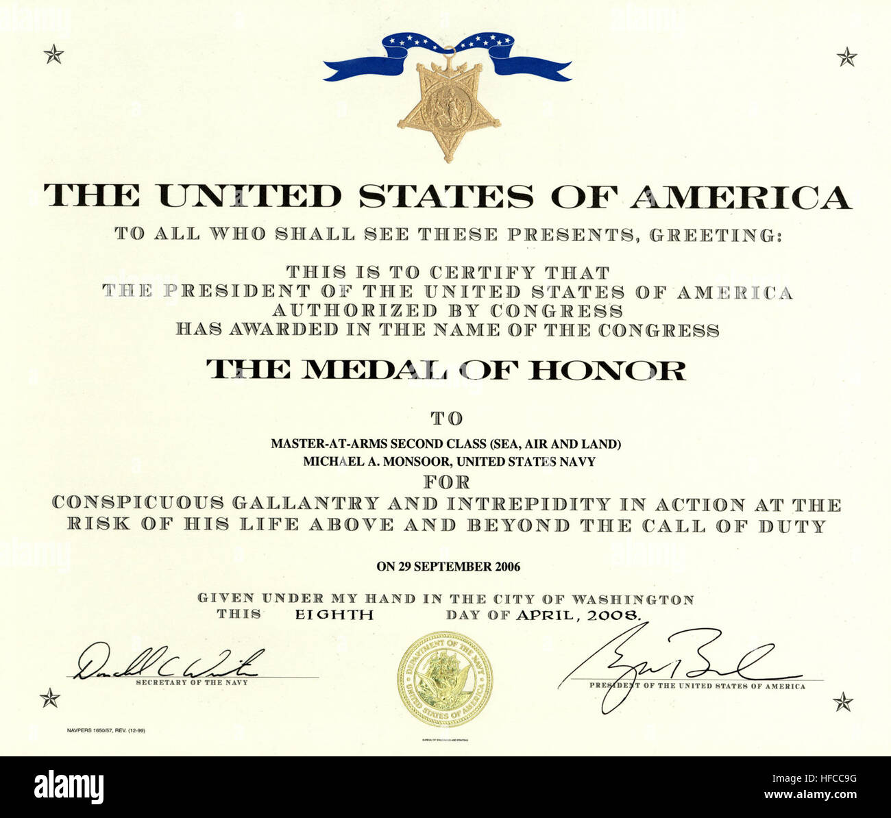 080408-N-0000X-001 WASHINGTON (8 avril 2007) U.S. Navy photo de la médaille d'honneur le certificat présenté par le président George Bush à George et Sally Monsoor Mardi, Avril 8, 2008 au cours d'une cérémonie dans la East Room de la Maison Blanche. Master-at-Arms 2e classe (joint) Michael A. Monsoor a reçu à titre posthume la Médaille d'honneur pour la plongée sur une grenade pour sauver ses coéquipiers dans l'Iraq Ar Ramadi, le 29 septembre, 2006. Monsoor a également reçu la Silver Star pour ses actions en mai, pendant le déploiement même en 2006 en s'exposant à un feu ennemi pour secourir et de traiter un blesser Banque D'Images