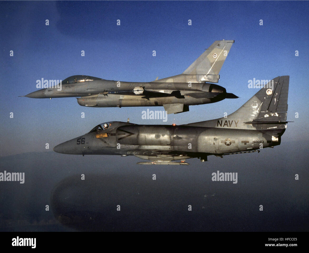 A-4E Skyhawk et F-16N Viper de la Marine américaine à l'Ecole de chasse en vol en 1989 Banque D'Images